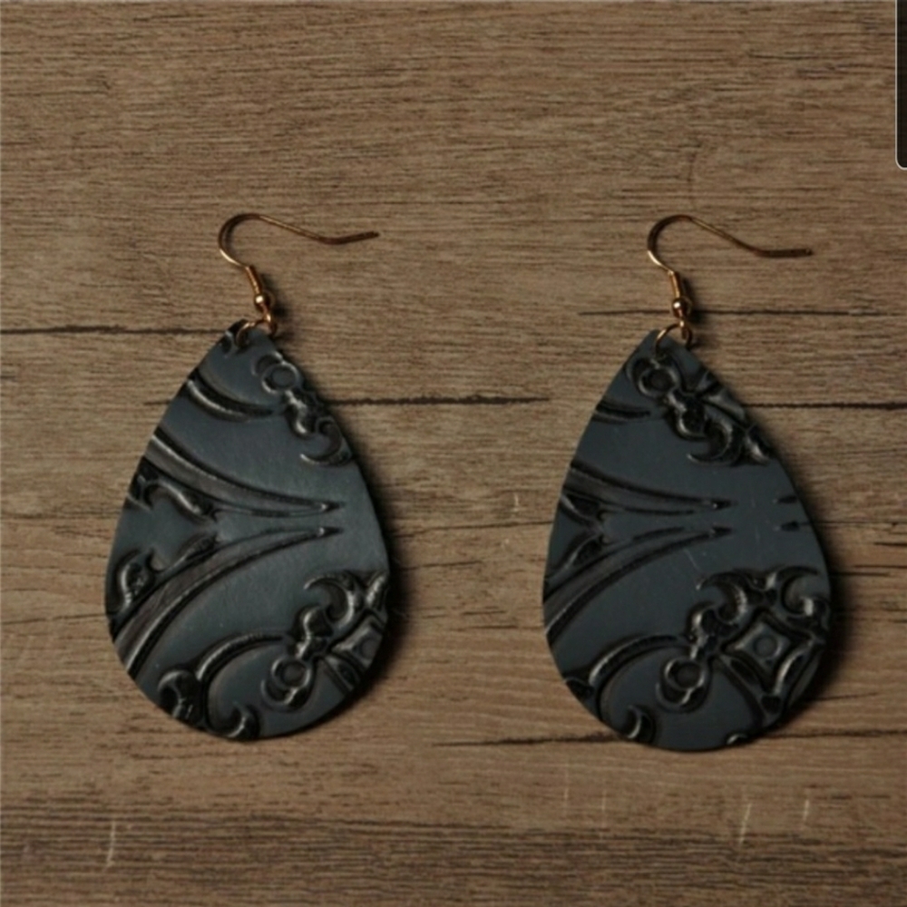 NWT  BOUTIQUE   PRETTY DROP EARRINGS